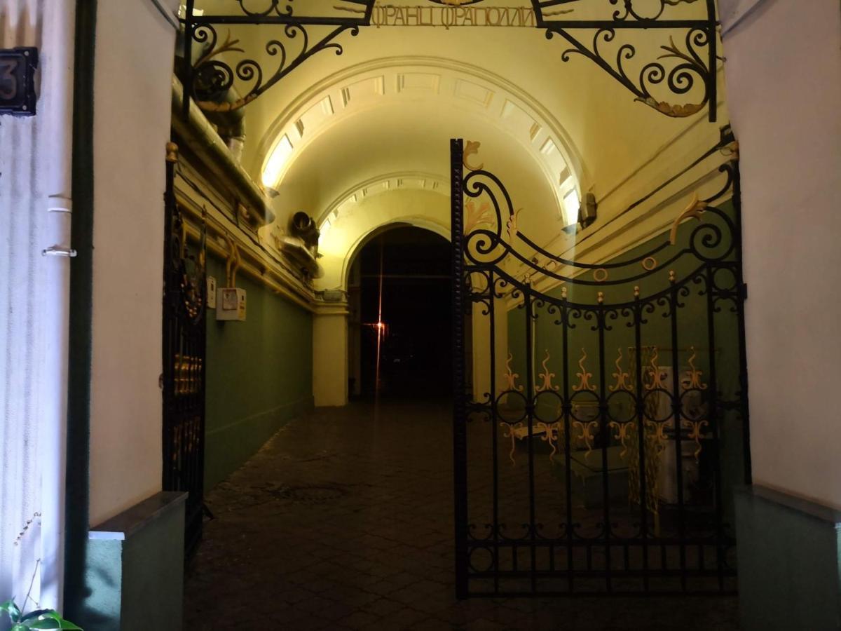 Затишні Апартаменти, Вулиця Дерибасівська, 13 Odessa Eksteriør bilde